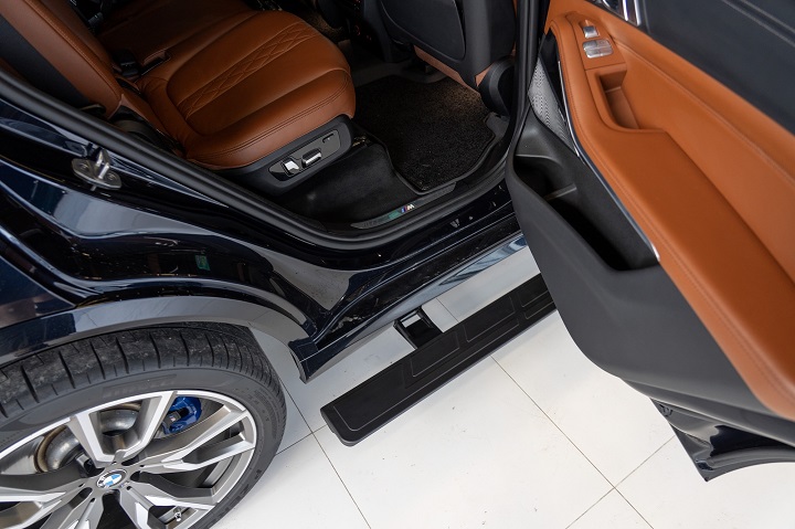 Электрические пороги BMW X7 1